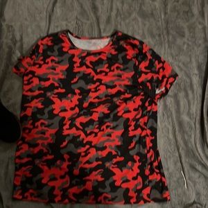 NWOT WOMENS LARGE BLACK AND RED CAMO TEE